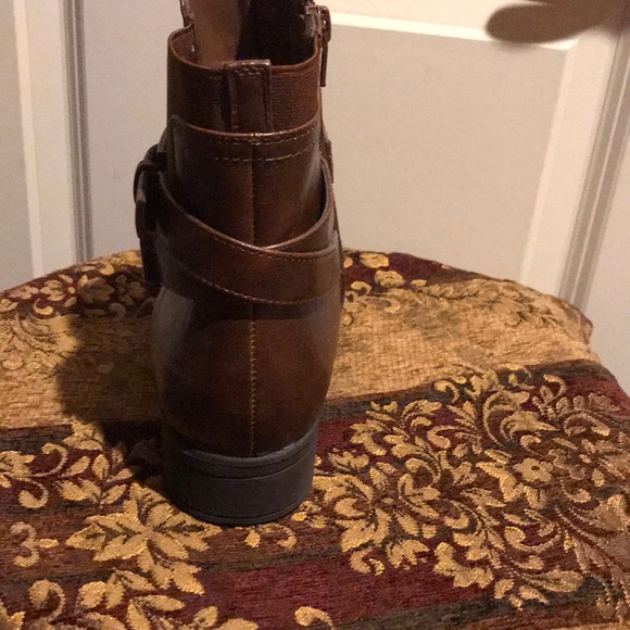 Brown ankle boots with decorative buckle - Picture 6 of 6